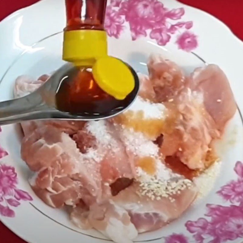 Xương heo đang được ướp gia vị chuẩn bị xào để tăng hương vị cho canh củ dền