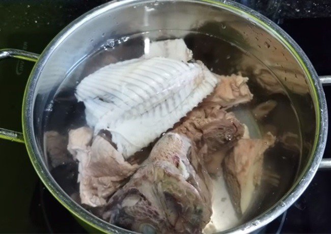 Xương heo và xương cá đang được ninh để lấy nước dùng bún cá