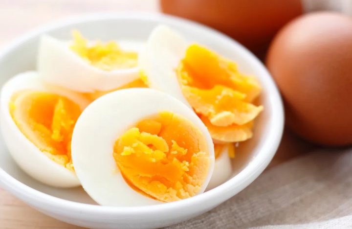 1 quả trứng gà ta luộc với lòng đào và lòng trắng, thể hiện giá trị dinh dưỡng