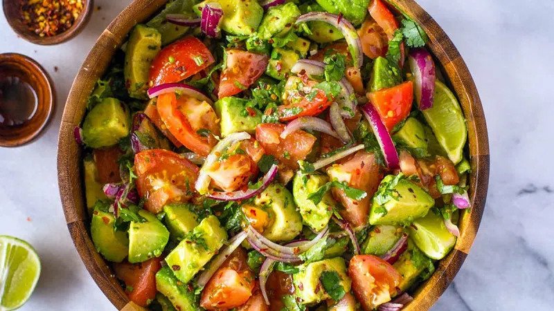 Ăn bơ đúng cách với salad rau củ quả tươi ngon