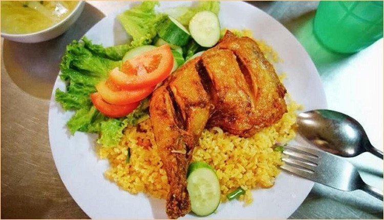 Ăn cơm gà xối mỡ một cách khoa học và điều độ sẽ không gây tăng cân