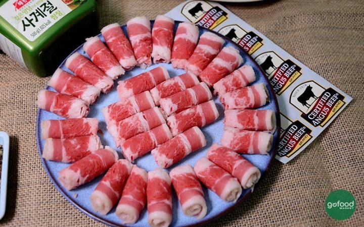 Ba chỉ bò Mỹ tươi ngon với các lớp mỡ và nạc xen kẽ, thể hiện rõ đặc điểm của phần Short Plate