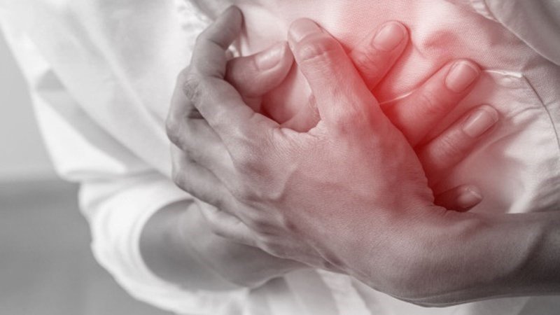 Bàn tay đang cầm bát mì tôm, biểu thị thói quen ăn mì gói và những rủi ro sức khỏe liên quan
