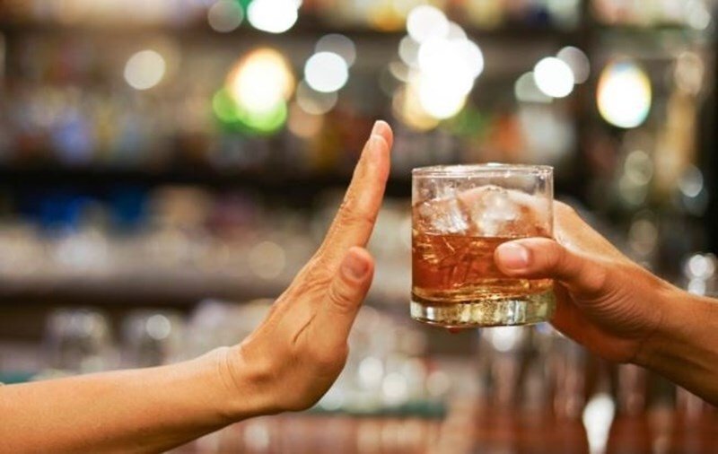Bàn tiệc với rượu gạo và thức ăn