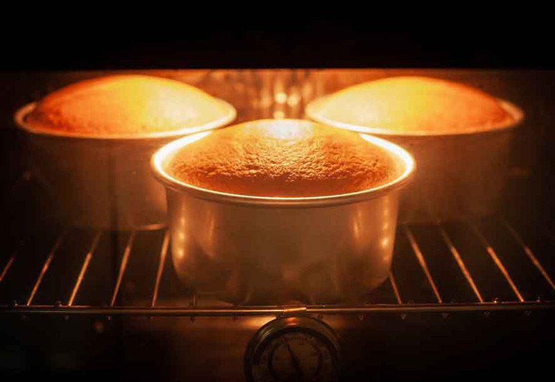 Bánh bông lan vàng đều trong lò nướng, đảm bảo chín tới và thơm lừng