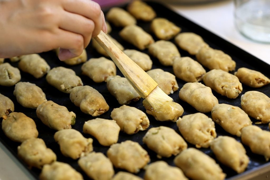 Bánh chả lá chanh sau khi nướng xong, vàng óng