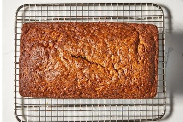 Bánh chuối nướng bằng bánh mì sandwich đã chín vàng ươm trên rack làm mát