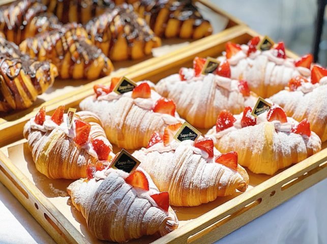 Bánh croissant vàng óng với nhiều lớp bơ và bột mì đặc trưng