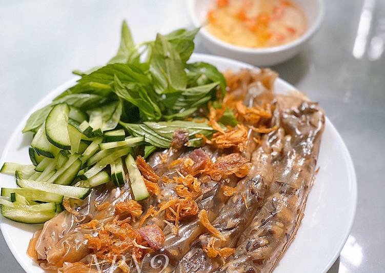 Bánh cuốn gạo lứt với rau xanh tươi