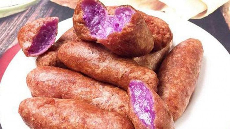 Bánh khoai mỡ chiên đang được bảo quản trong hộp kín hoặc túi zip