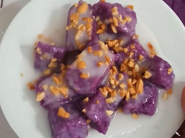 Bánh khoai mỡ hấp đã cắt miếng, chan nước cốt dừa và rắc lạc rang