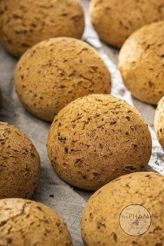 Bánh mè đen với kết cấu mềm dẻo và vỏ giòn