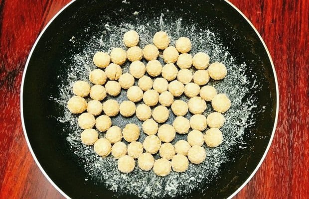 Bánh nhãn sau khi phủ lớp đường trắng