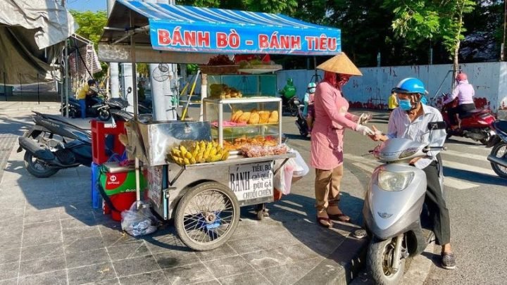 Bánh tiêu vàng giòn, món ăn đường phố quen thuộc, minh họa cho chủ đề 100g bánh tiêu bao nhiêu calo
