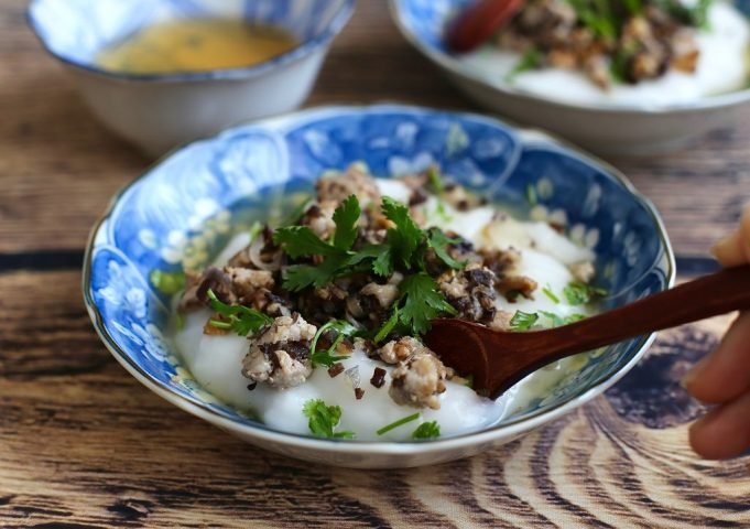 Bát bánh đúc nóng Hà Nội thơm lừng, nhân thịt đậm đà và nước chấm chua ngọt
