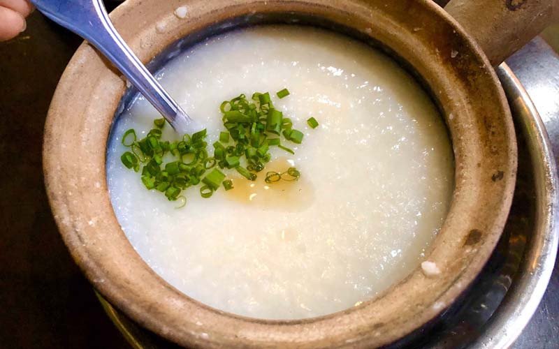 Bát cháo trắng đơn giản, minh họa cho lựa chọn cháo ít calo như cháo lá dứa