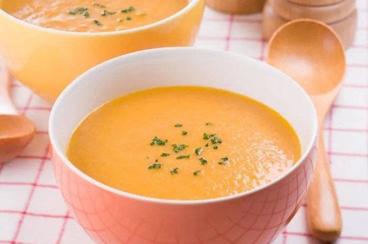Bát cháo trứng gà cà chua màu sắc đẹp mắt cho bé