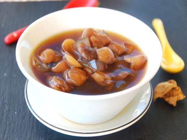 Bát chè hạt sen nhãn nhục kết hợp rau câu và hoa lài thơm ngát