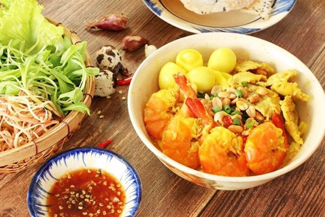 Bát mì quảng tôm thịt hấp dẫn đã hoàn thành