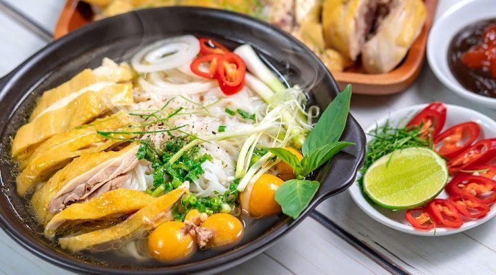 Bát phở gà thơm ngon nóng hổi được nấu nhanh chóng với gói gia vị tiện lợi