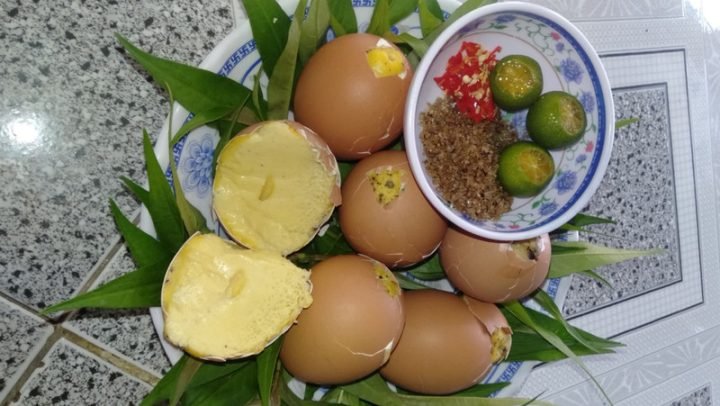 Bát trứng gà nướng thơm ngon cùng muối tiêu và rau răm