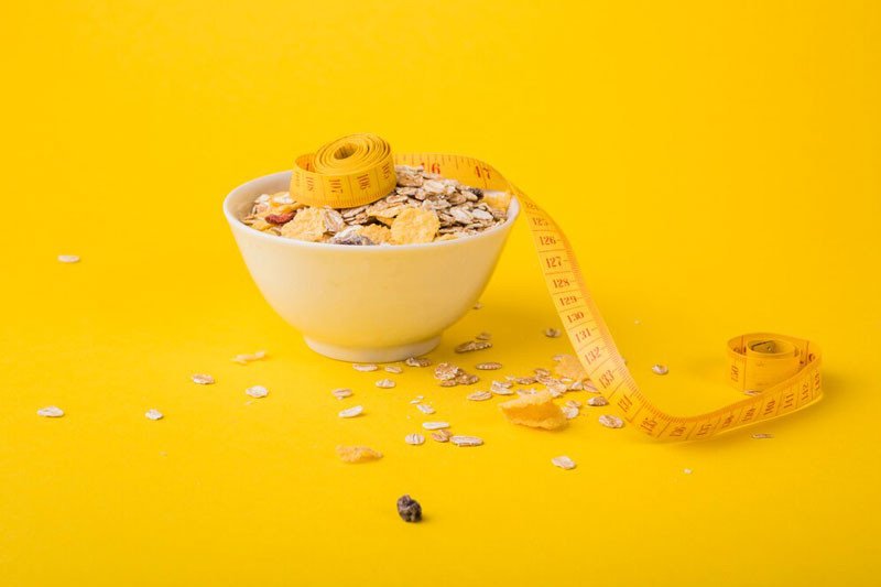 Bát yến mạch với trái cây tươi giúp no lâu, lý tưởng cho chế độ ăn kiêng giảm cân