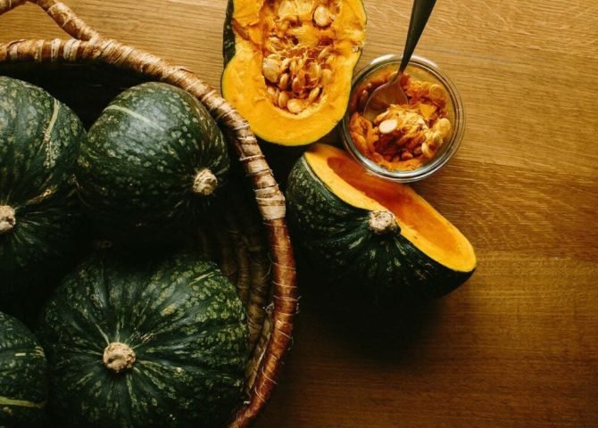 Bí đỏ tươi cắt lát, cung cấp dinh dưỡng và giải đáp 1 bát canh bí đỏ bao nhiêu calo