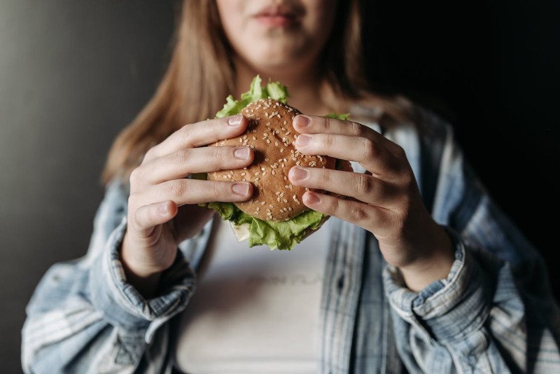 Bí quyết thưởng thức bánh mì hamburger ngon miệng mà không lo tăng cân