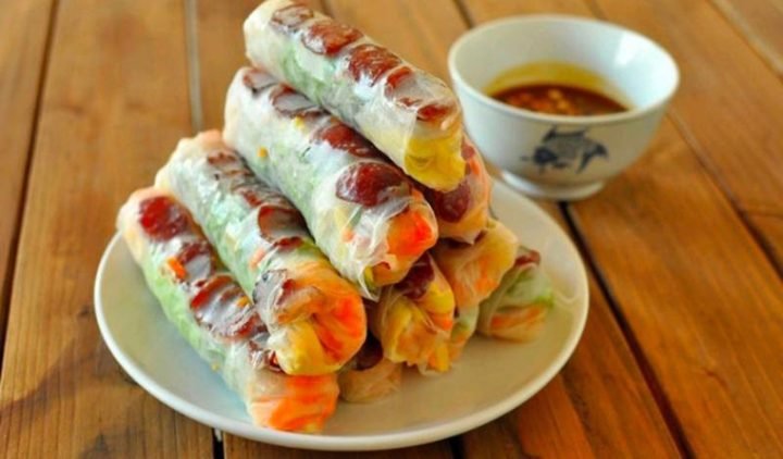 Bò Bía Mặn Bao Nhiêu Calo? Phân Tích Dinh Dưỡng Chi Tiết Bò bía mặn với nước chấm