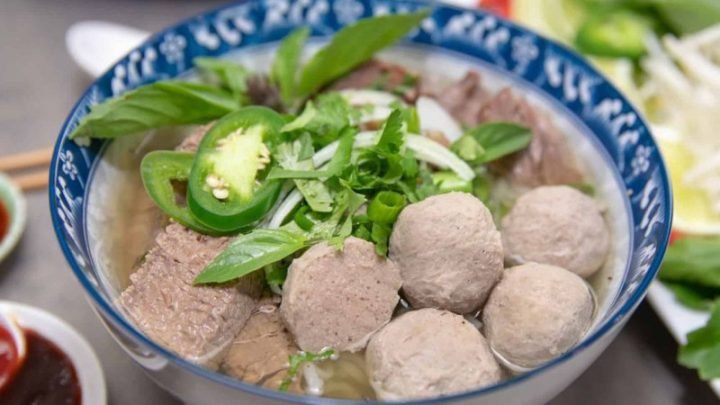 bò viên trắng trên đĩa, minh họa calo trong bò viên