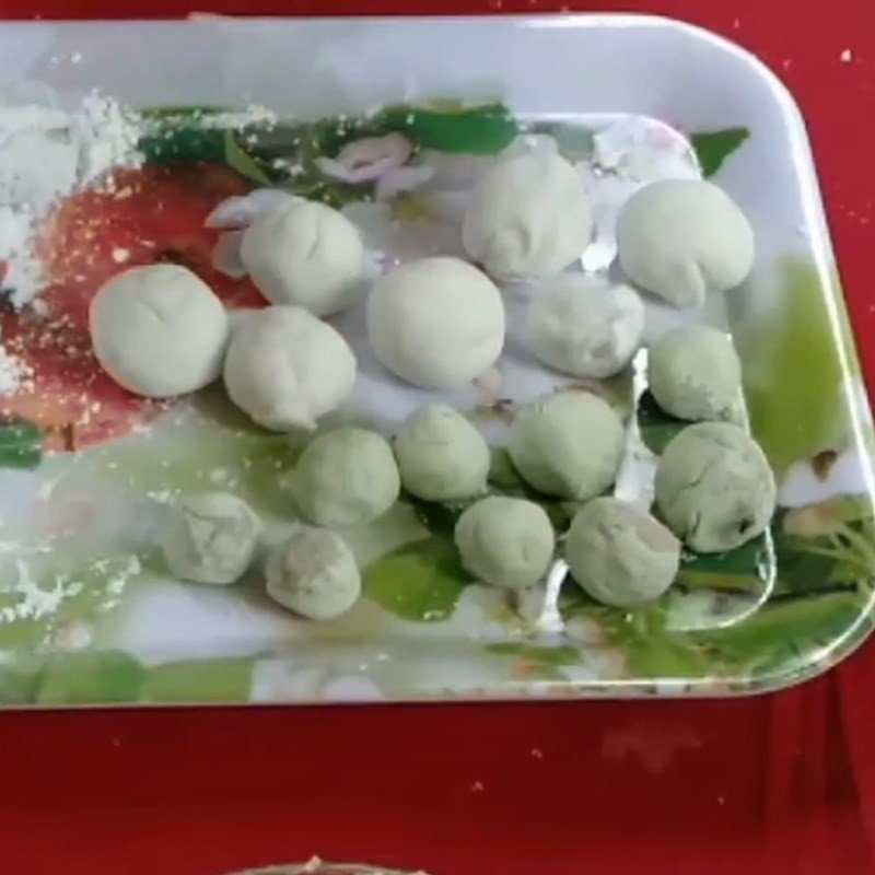 Bọc nhân khoai sọ vào vỏ bột năng