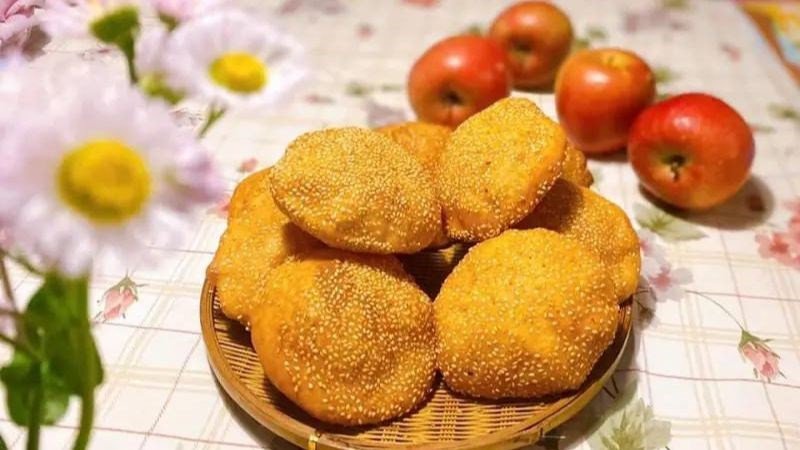 Bữa ăn cân đối với nhiều rau xanh và protein, bổ sung cùng bánh tiêu để đảm bảo đủ chất
