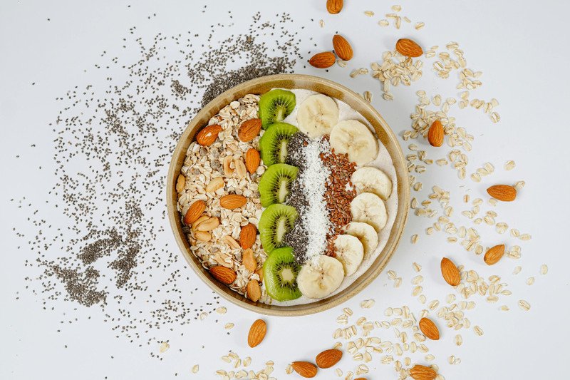 Bữa ăn nhẹ với yến mạch và trái cây giúp cung cấp năng lượng bền vững trước khi tập nhảy dây