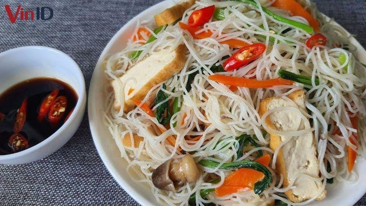 Bún gạo xào giá hẹ chay.
