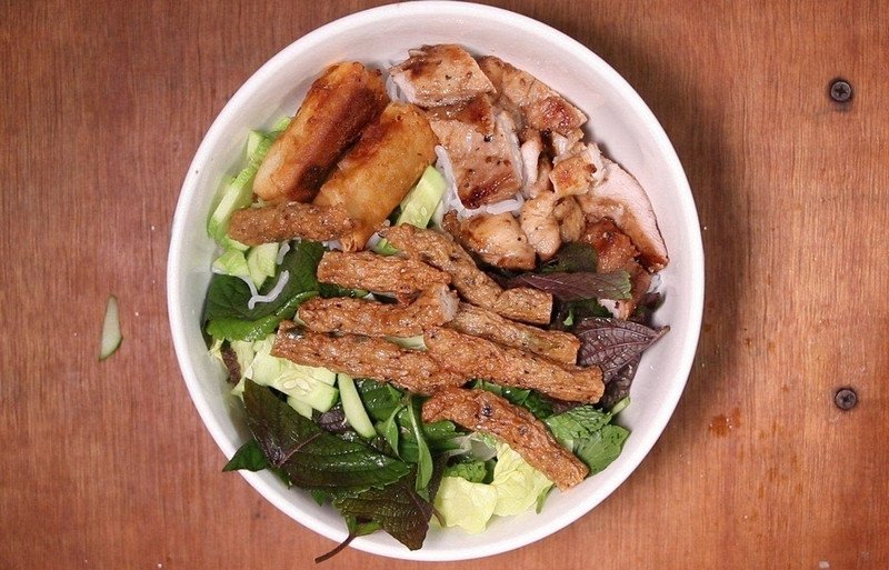 Bún nước tương chả cá đậm đà hương vị