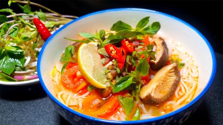 Bún nước tương chay thanh đạm đầy màu sắc
