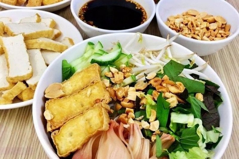 Bún nước tương thập cẩm với đa dạng topping