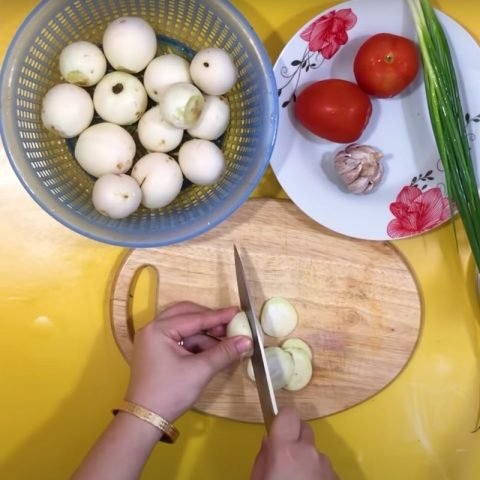 Cà pháo thái lát đang ngâm nước muối loãng để khử chát