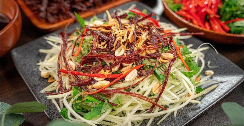Các món ăn từ thịt bò khô như gỏi hoặc nộm, cho thấy cách chế biến ảnh hưởng đến tổng lượng calo và cân nặng