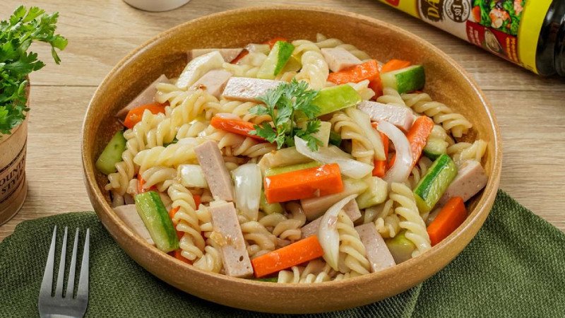 Các nguyên liệu nui và rau củ chuẩn bị cho món ăn kiêng