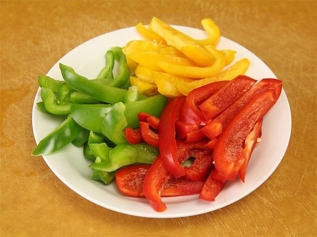 Các nguyên liệu tươi ngon chuẩn bị cho món thịt đà điểu xào sả ớt hấp dẫn