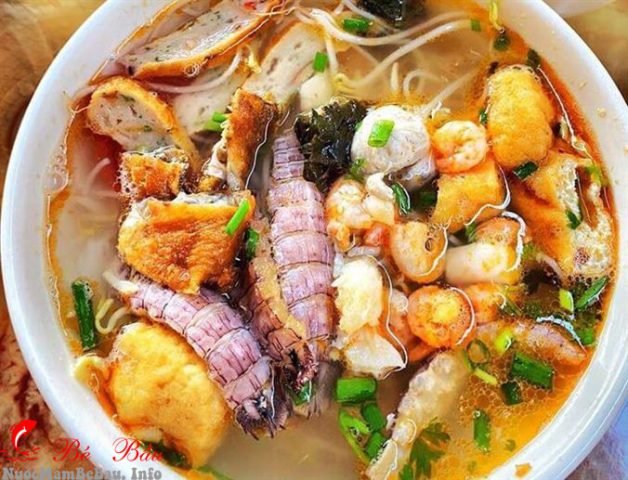 Các nguyên liệu tươi sống như tôm, mực, nấm, cà chua chuẩn bị cho cách nấu bún Thái hải sản