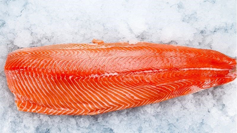 Cách chọn cá hồi tươi ngon, kiểm tra màu sắc thịt cá