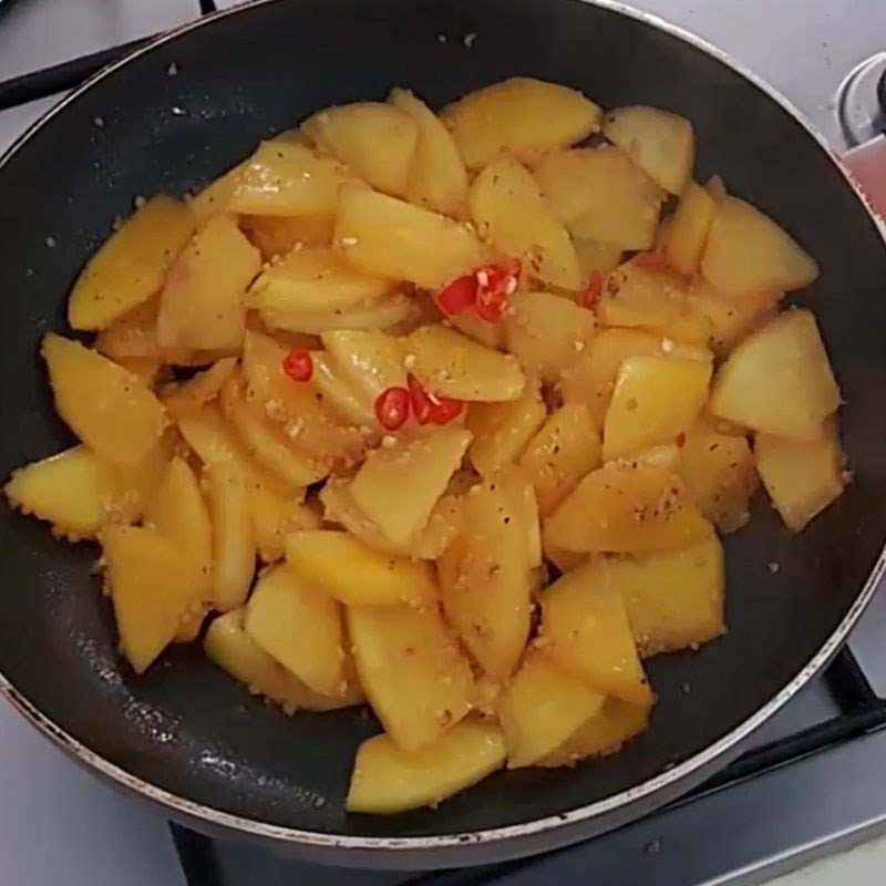 cách xào đu đủ xanh với tỏi trong chảo