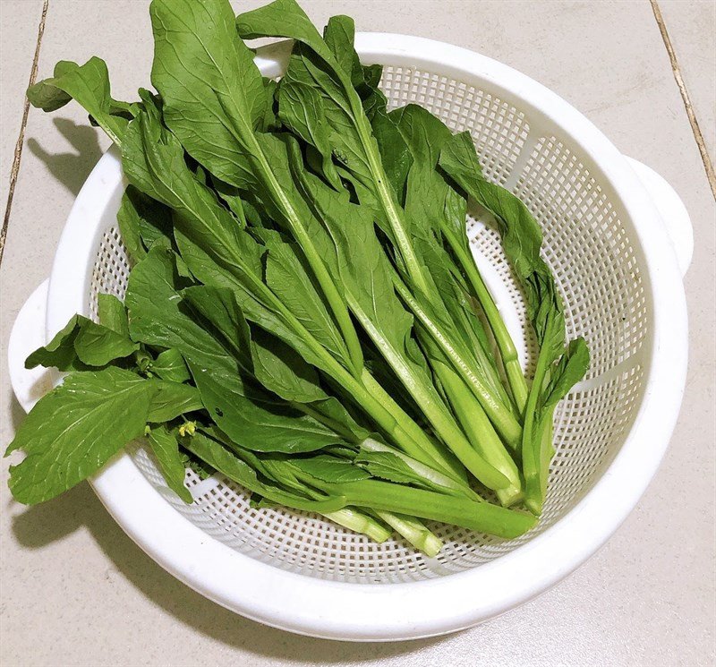 Cải ngồng đã được cắt khúc và rửa sạch, sẵn sàng cho món xào