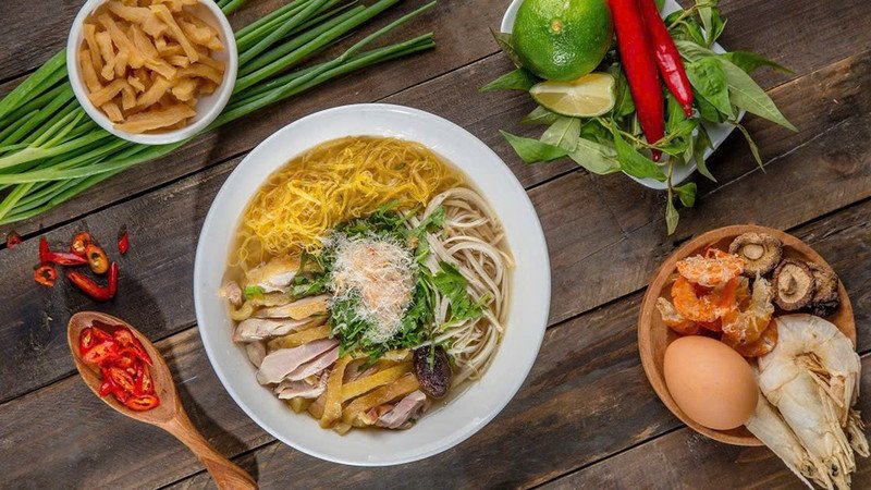 Cận cảnh tô bún gà chuẩn vị, hấp dẫn.