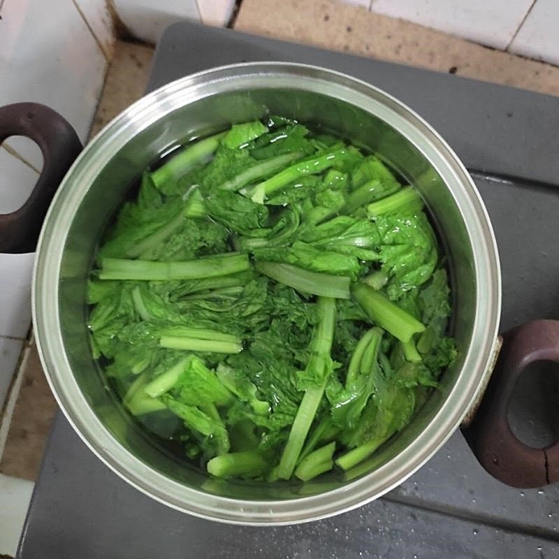 Chần mì trứng và rau củ