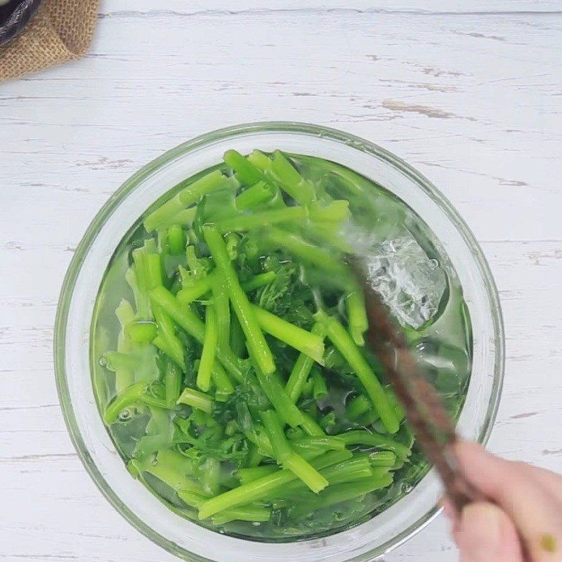 Chần rau bí trong nước nóng để giữ màu xanh và độ giòn