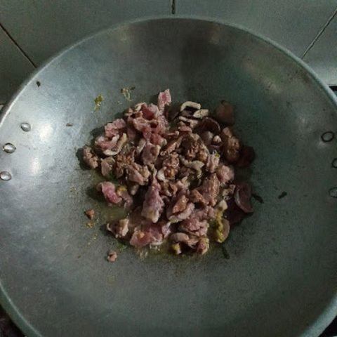 Chảo dầu nóng phi hành tỏi và xào thịt heo, lòng gà