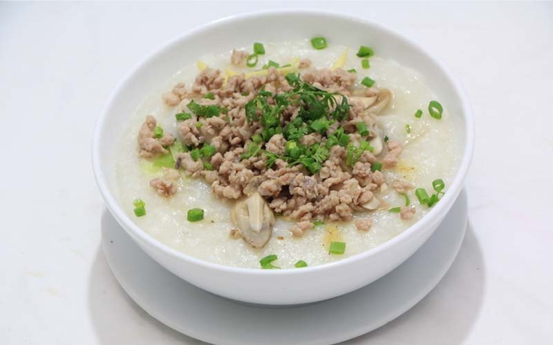 Cháo thịt băm thơm ngon, một biến thể có thể so sánh với cháo lá dứa về dinh dưỡng